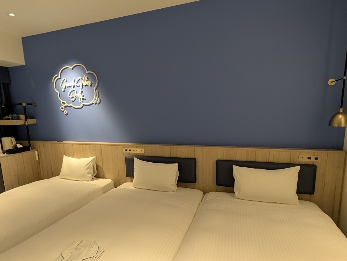 ホテル近鉄の客室(ベッドヘッドの装飾)