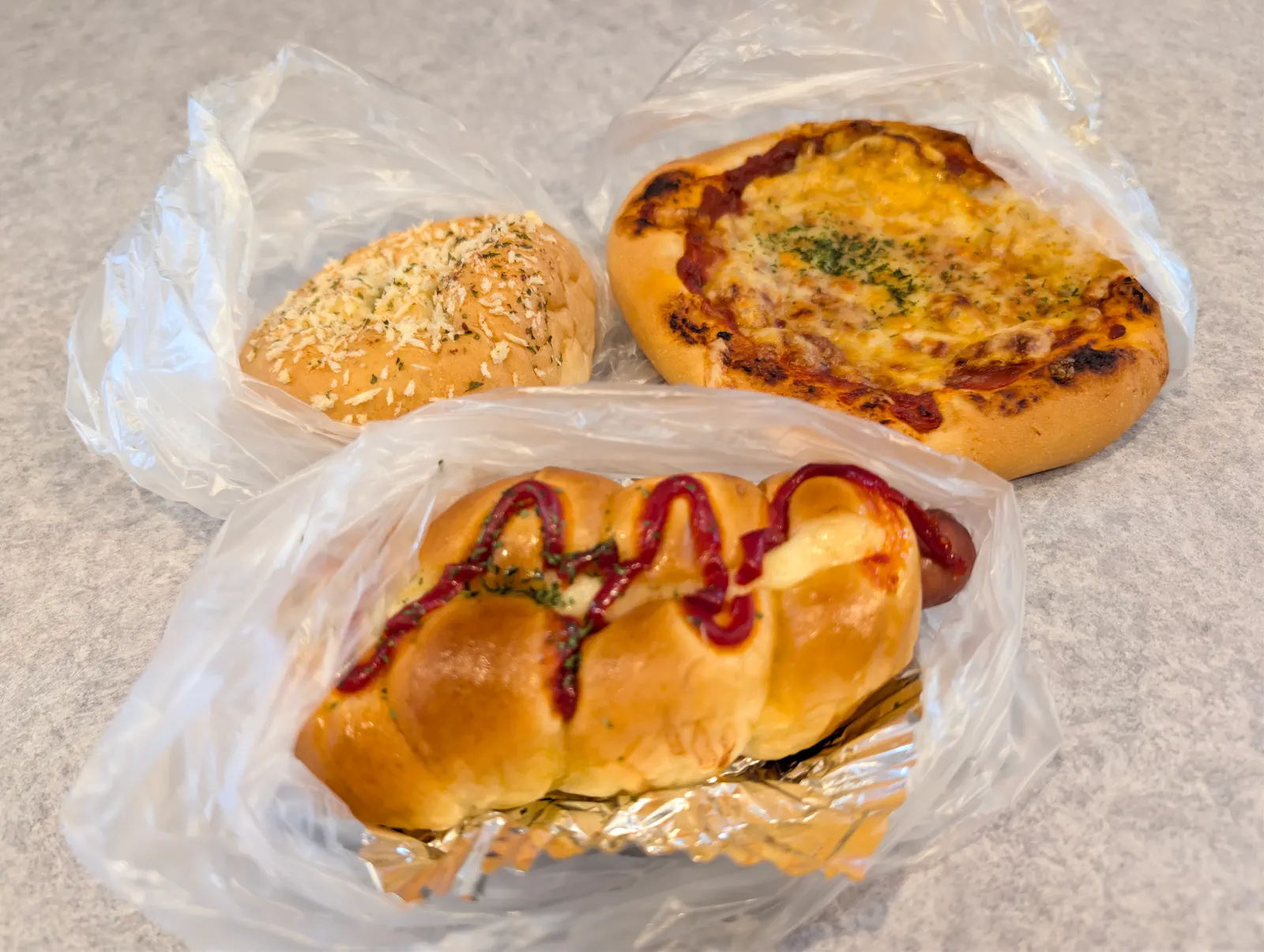 シャンピニヨンで購入した3種類の惣菜パン