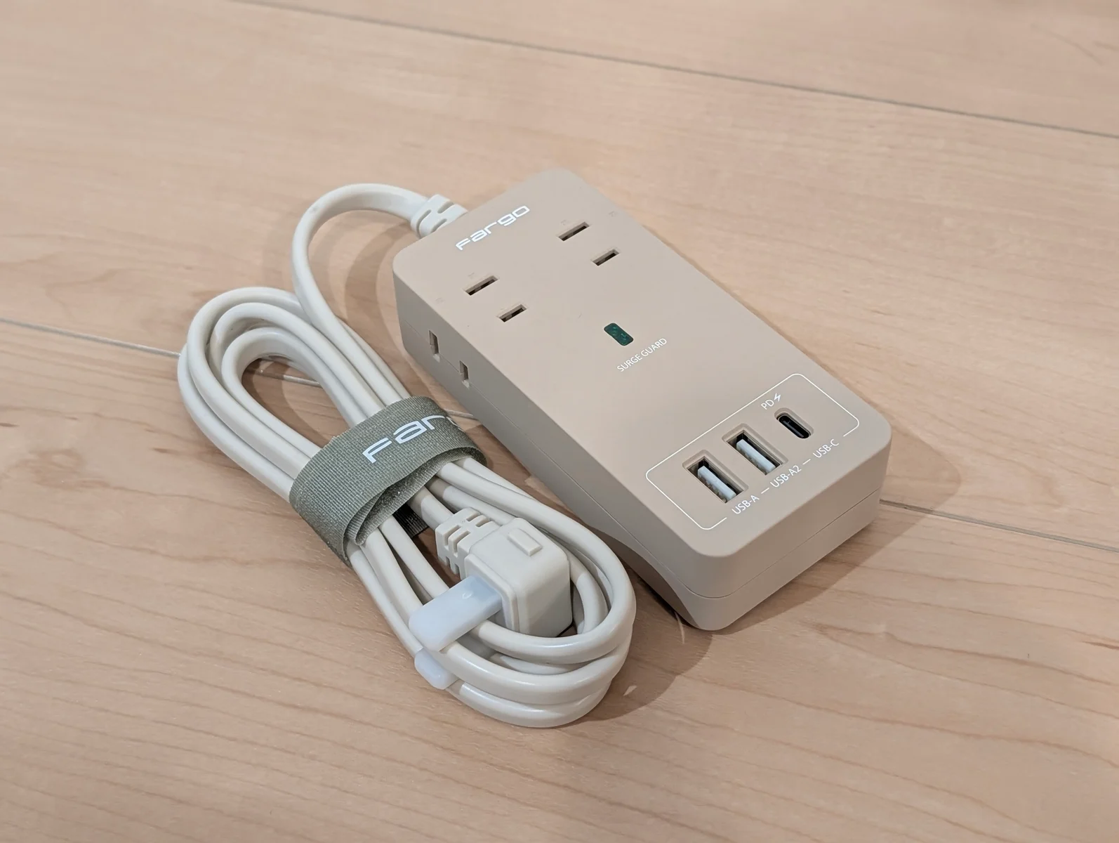 床に置いて撮影したFargo SATI COLOR CORD CTUC221WHの実物
