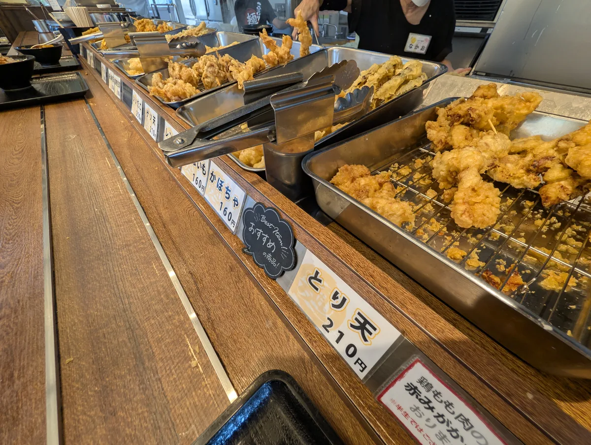 こだわり麺やの天ぷらが並ぶカウンター