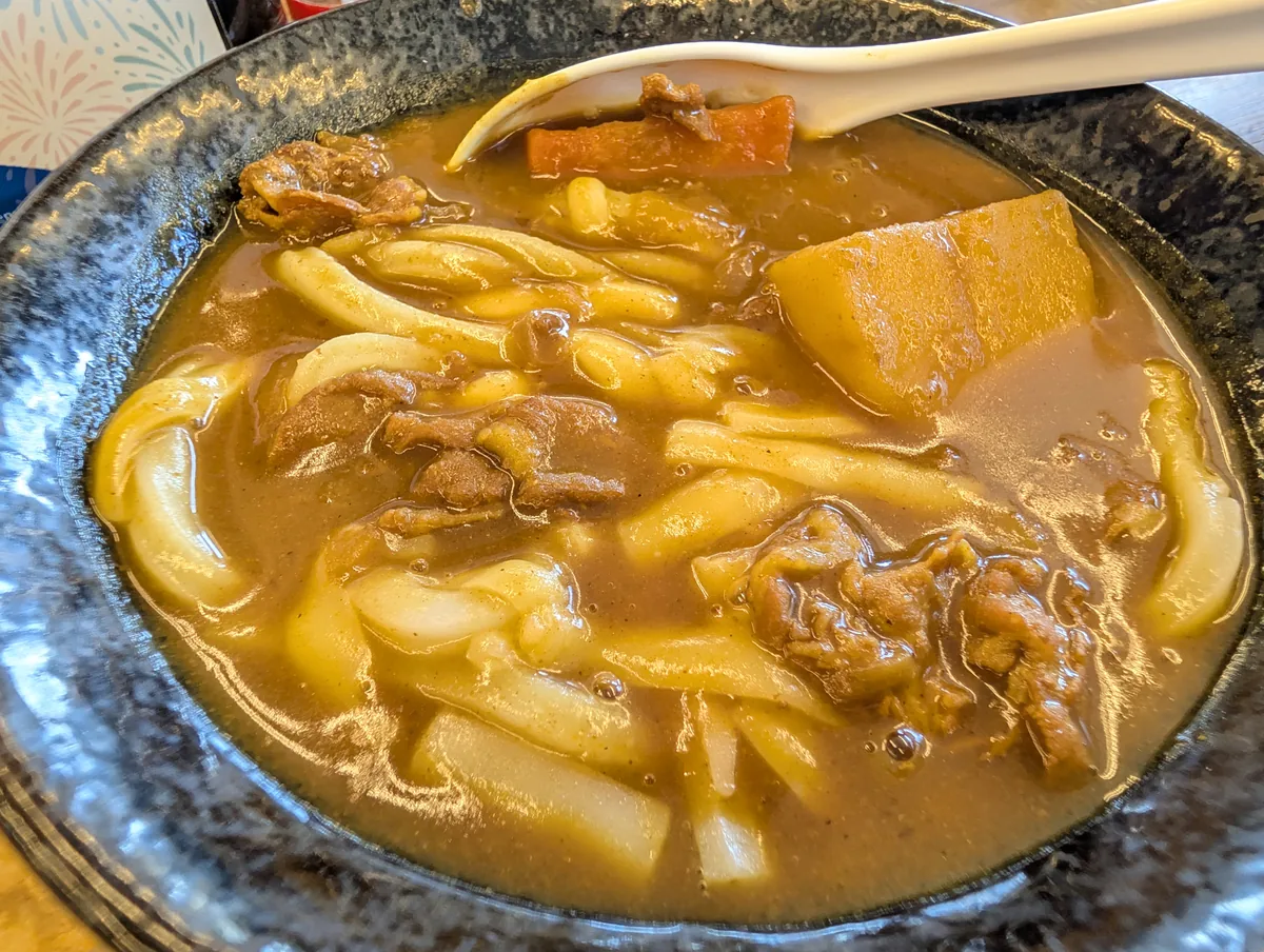 こだわり麺や 坂出鴨川店のカレーうどんを上から撮影