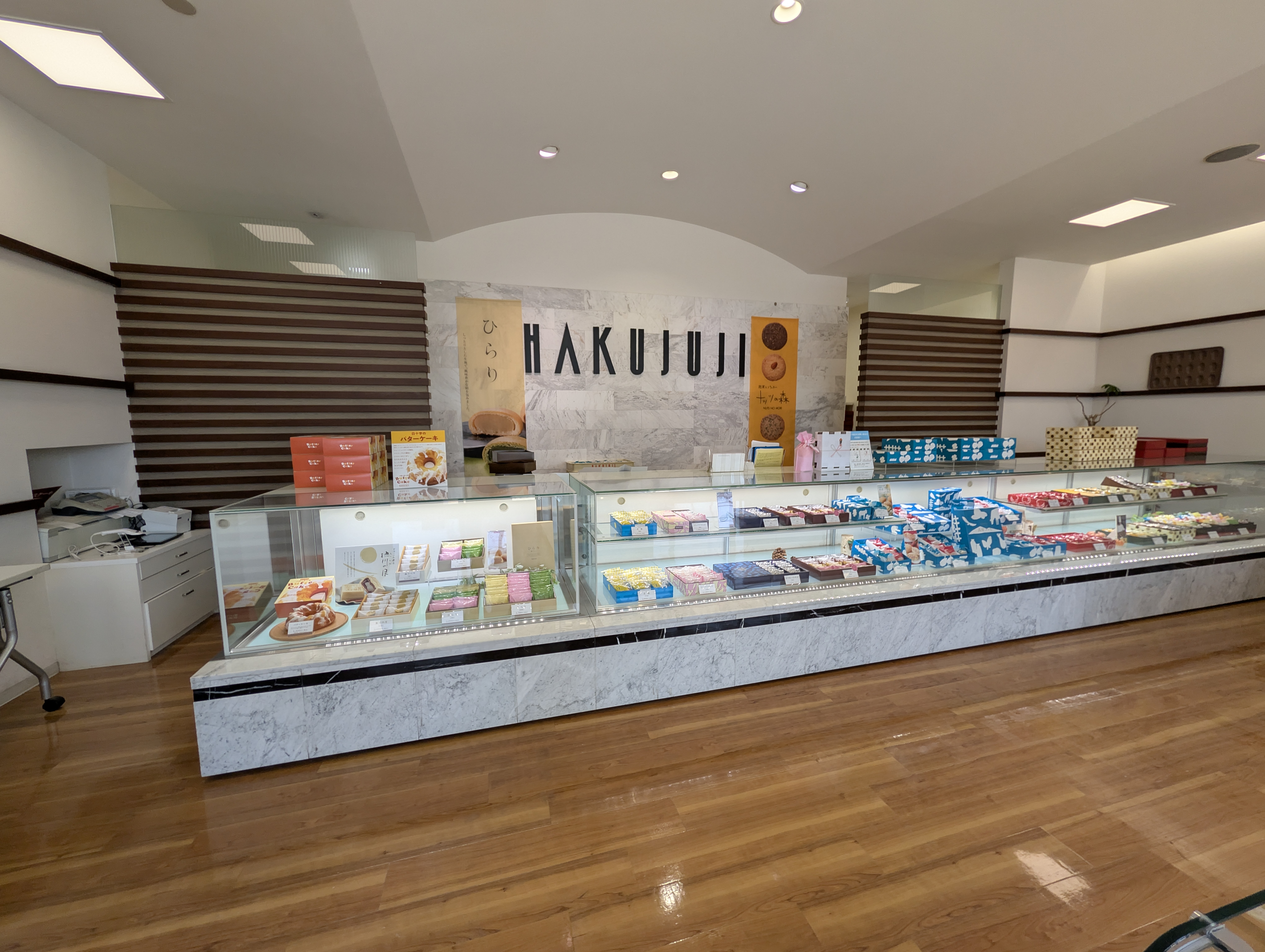 カウンターとレジ周り