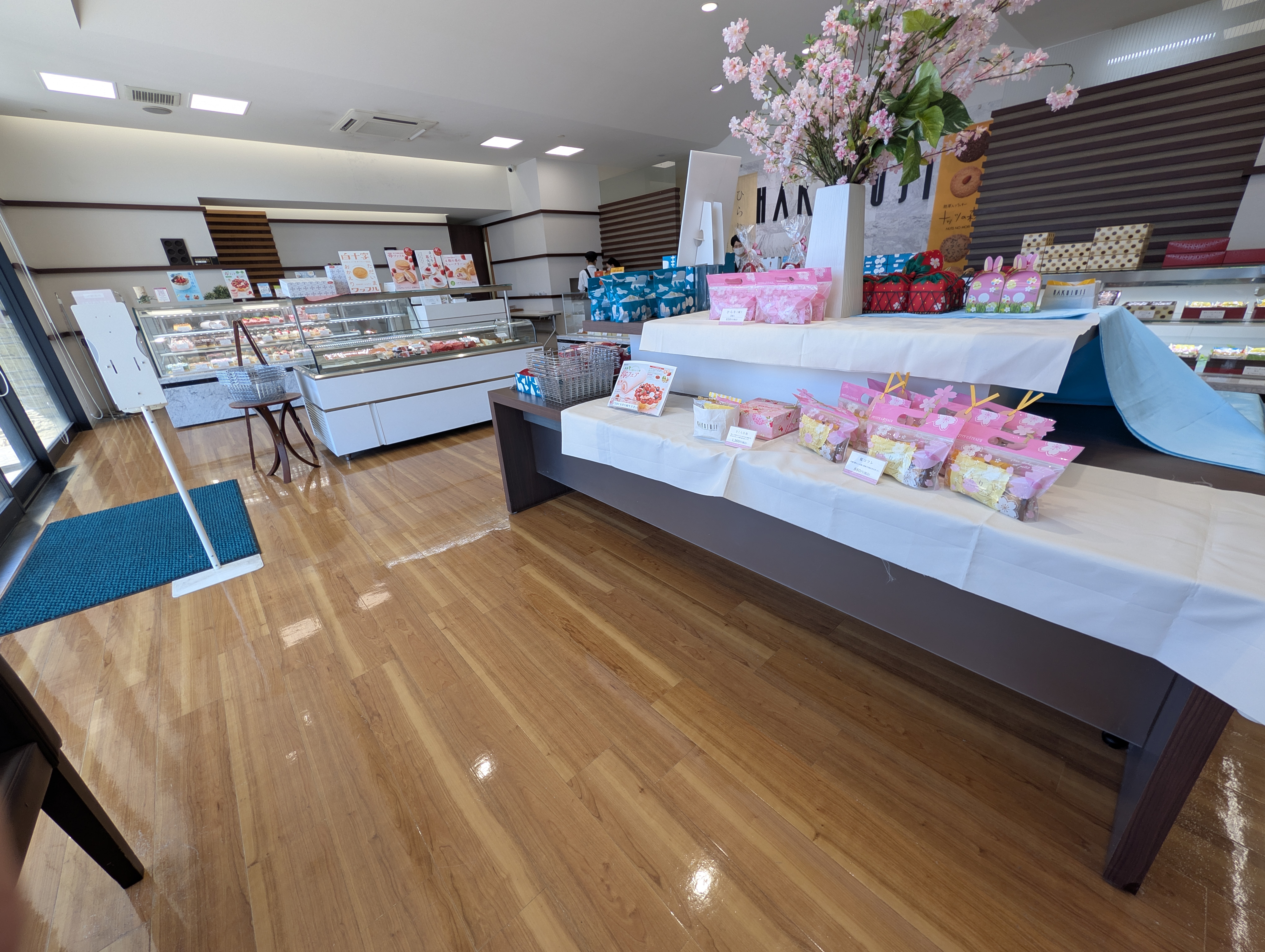 店内の様子・桜の装飾