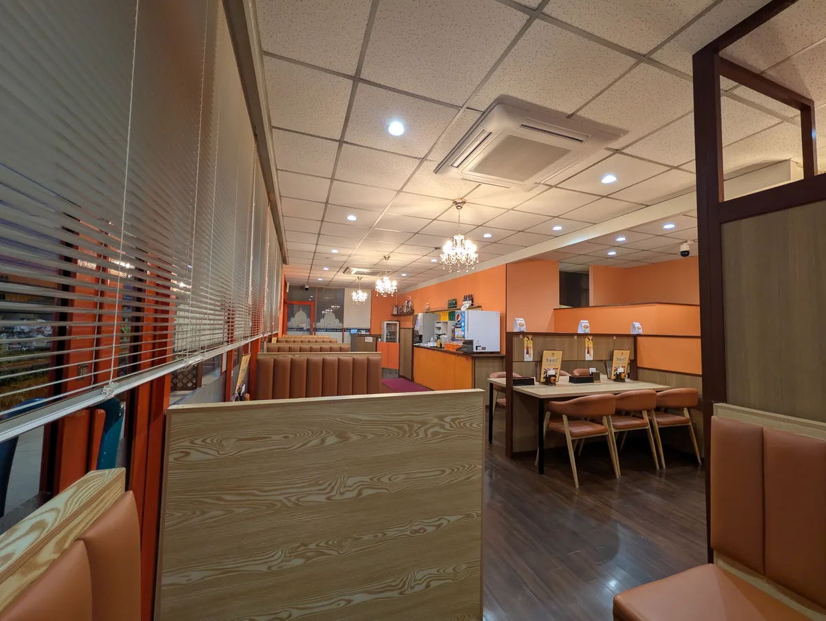 アラティ総社店の店内(オレンジの壁とシャンデリア)