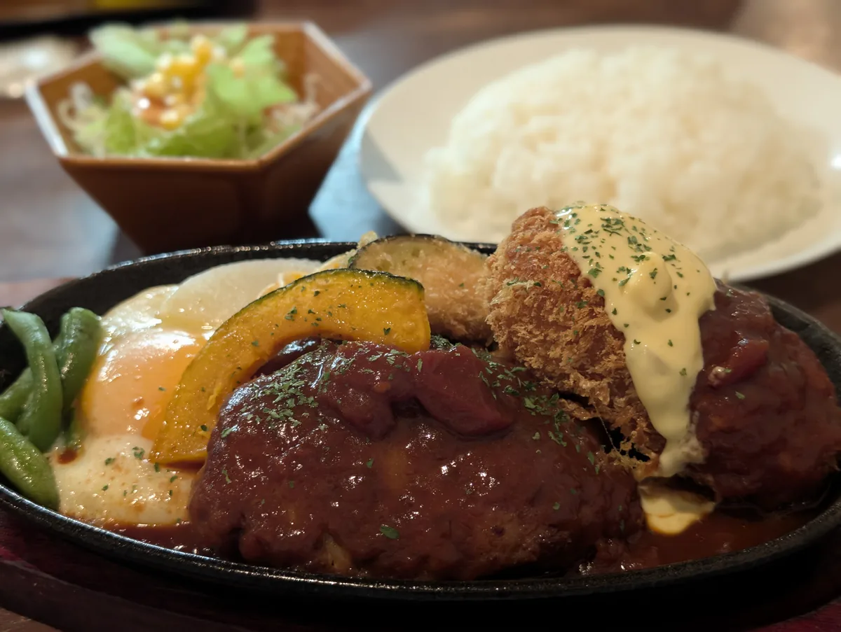 ハンバーグ&カニクリームコロッケ(サラダ付きのプレート)