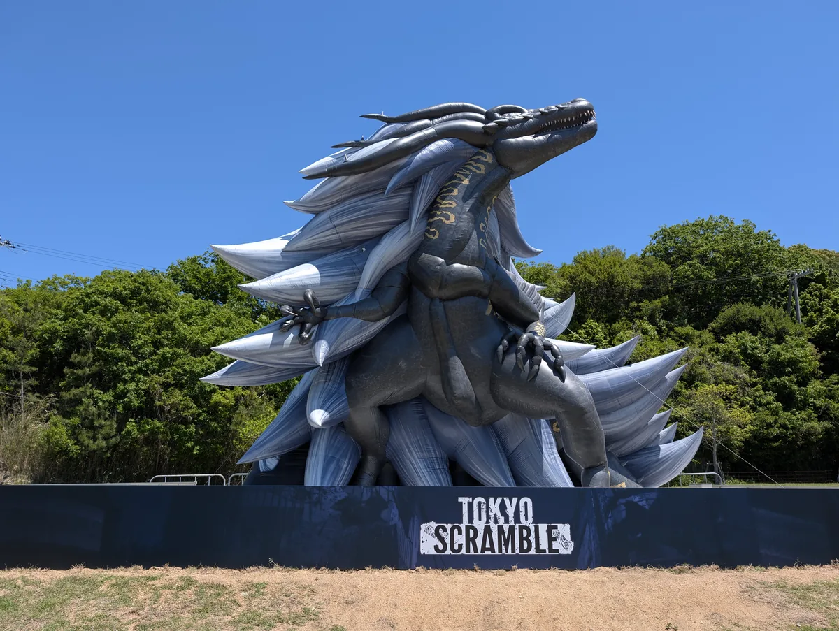 TOKYO SCRAMBLEの巨大ドラゴンの像