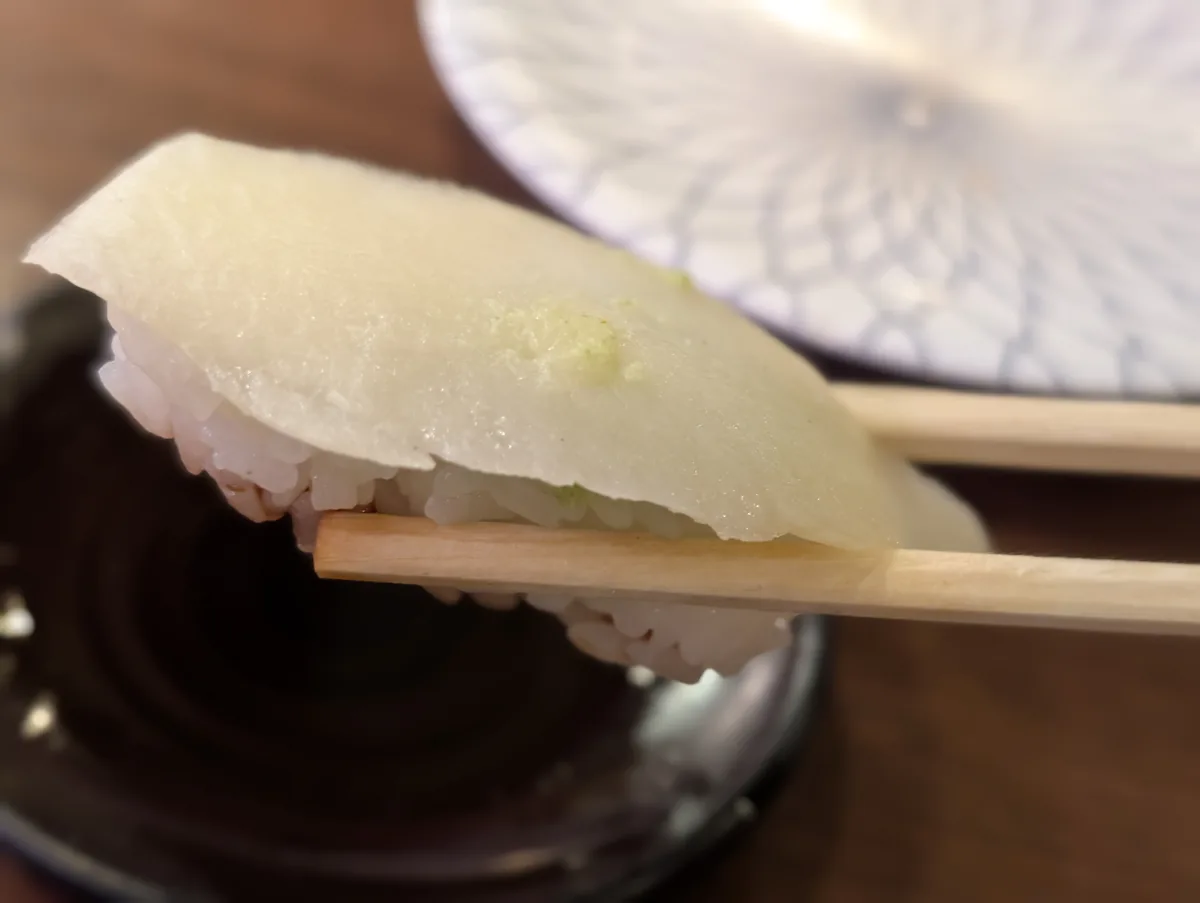 イカの握りを横から見た様子
