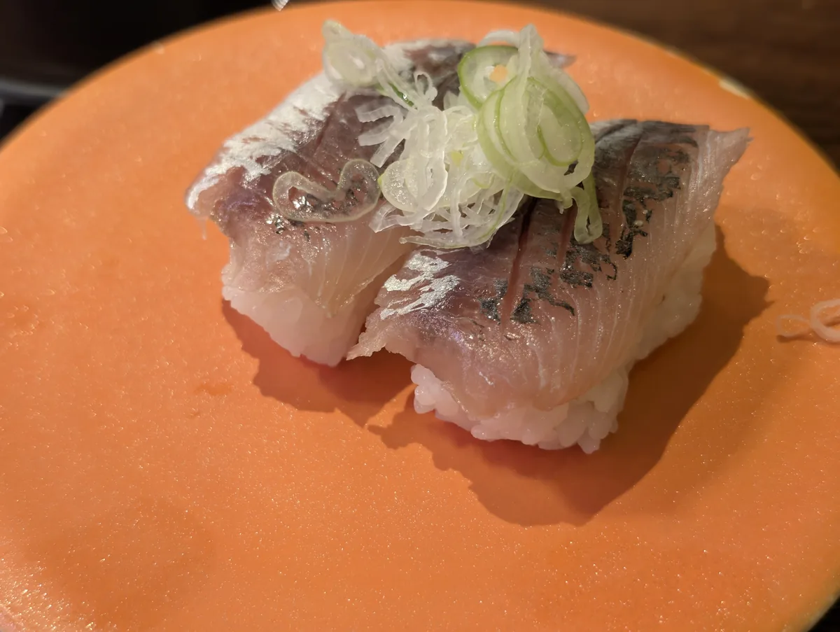 薬味がのった光り物の握り