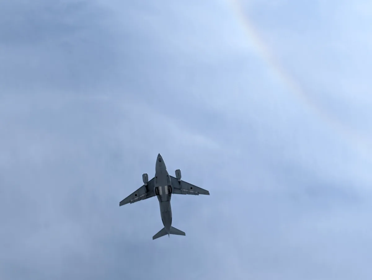 上空を通過する大型機