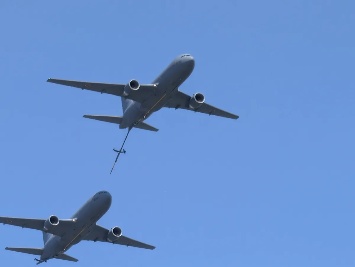 空中給油・輸送機KC-46Aが上空を飛ぶ様子