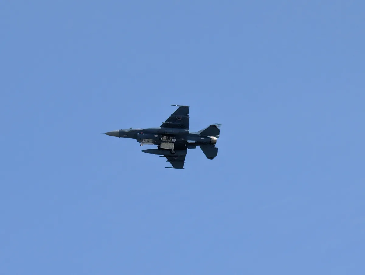 美保基地航空祭で飛ぶF-2