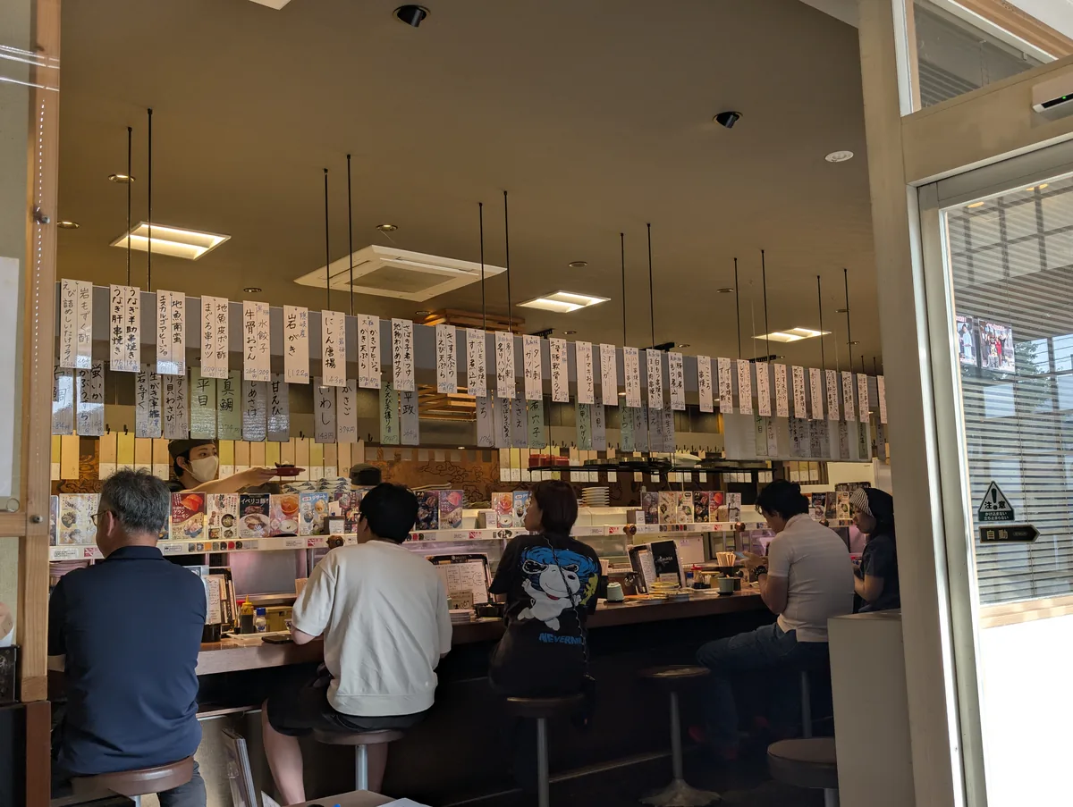 寿司みなとの店内