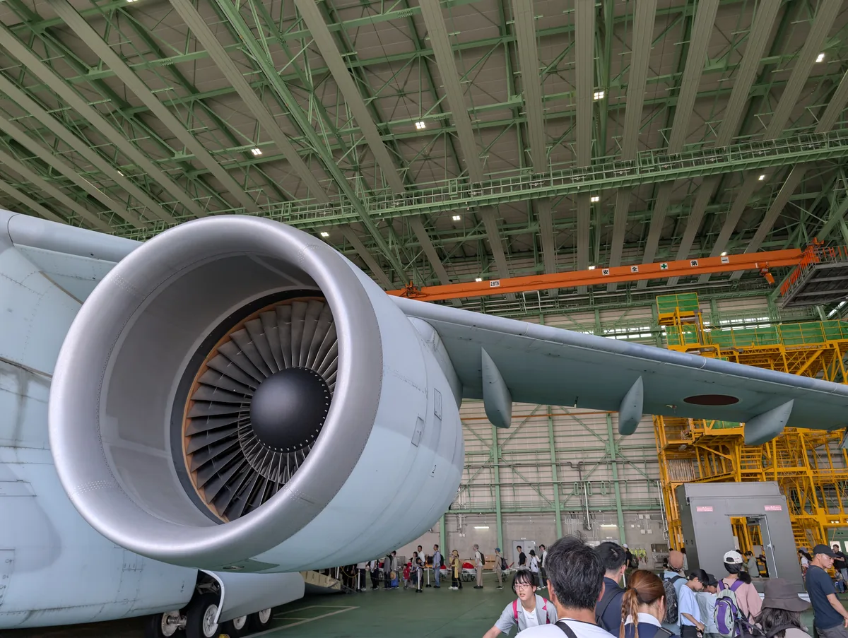 格納庫内で見た航空機のエンジン