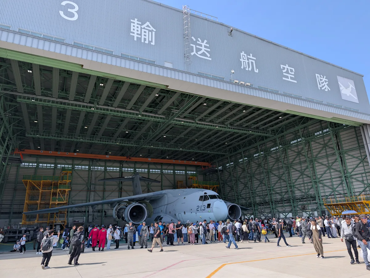 格納庫前に展示された機体