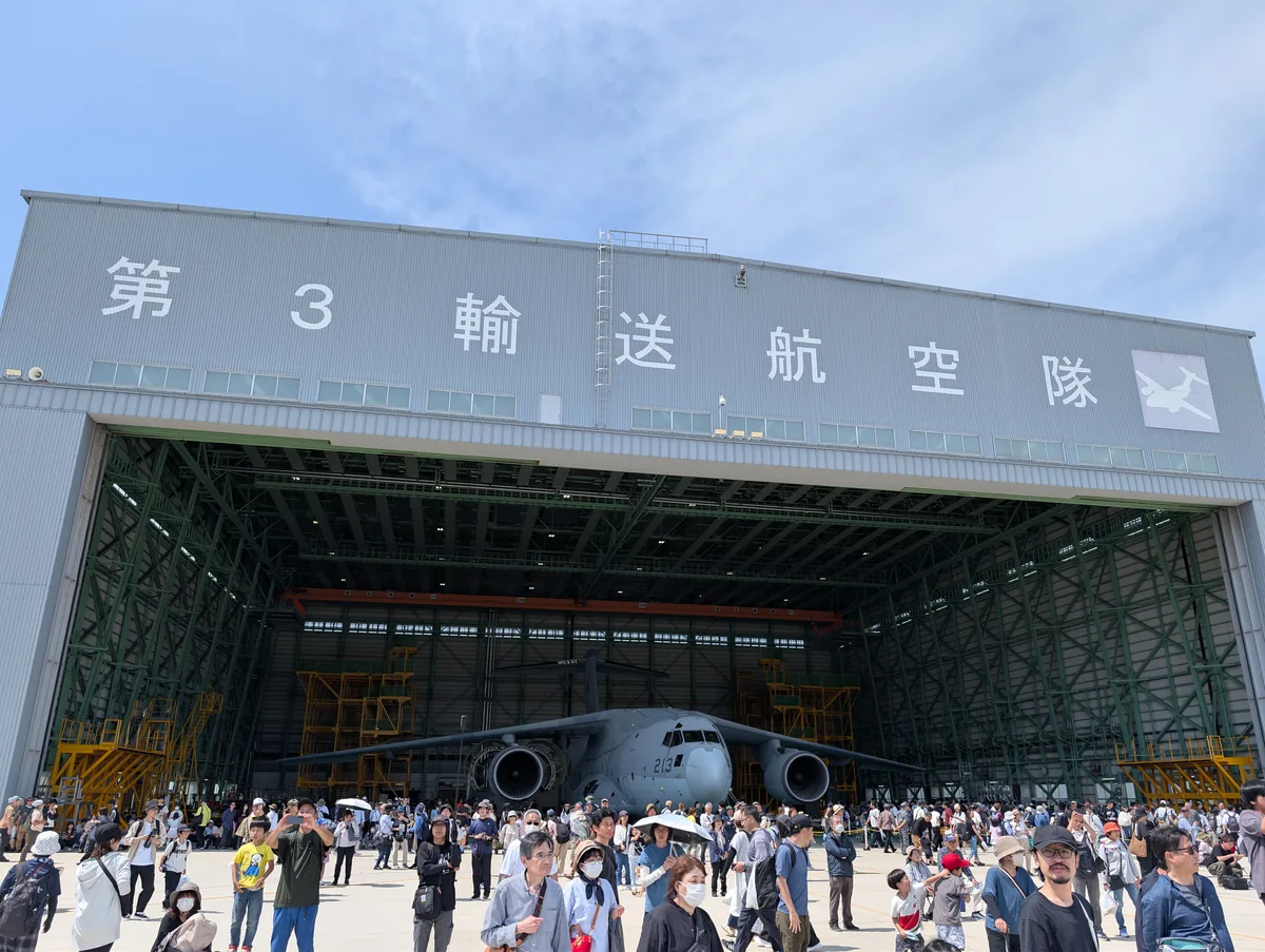 第3輸送航空隊の格納庫前に集まる来場者