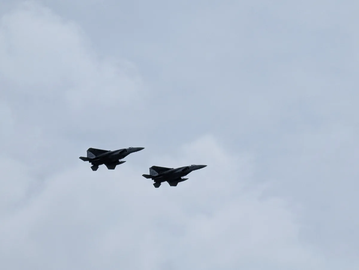 上空を飛ぶF-15