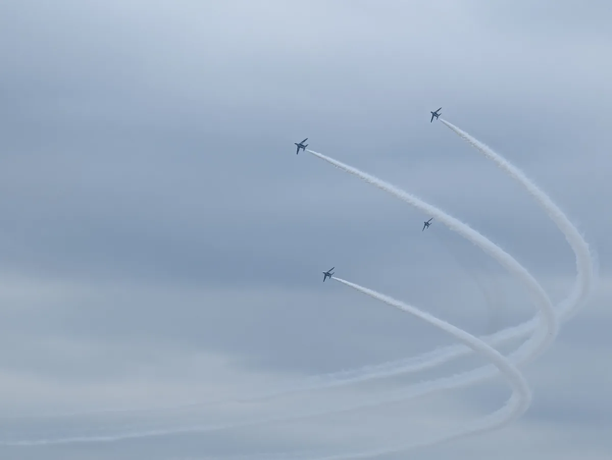 ブルーインパルスのスモークが空に描くライン