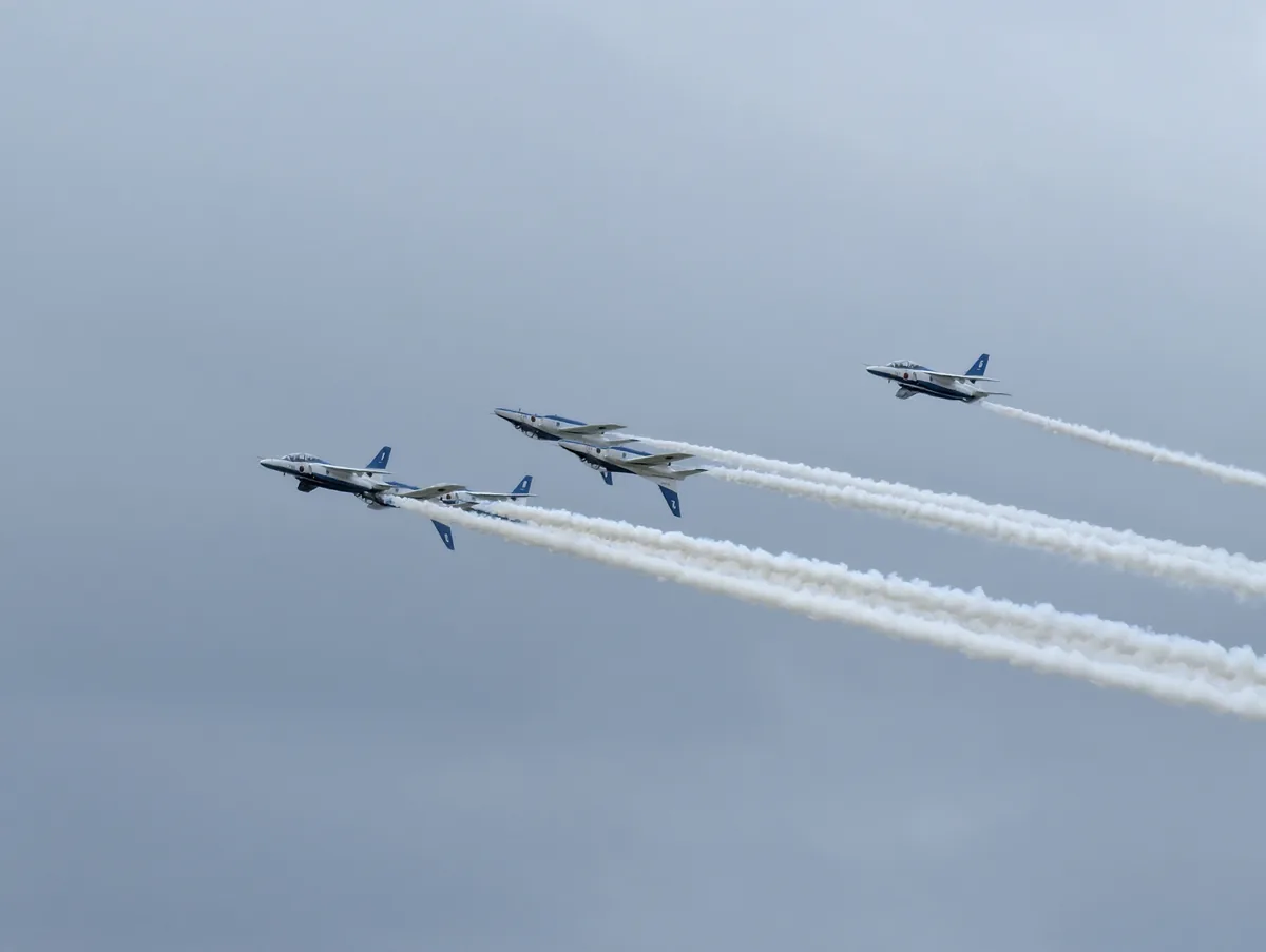 美保基地航空祭で白いスモークを引きながら飛ぶブルーインパルス