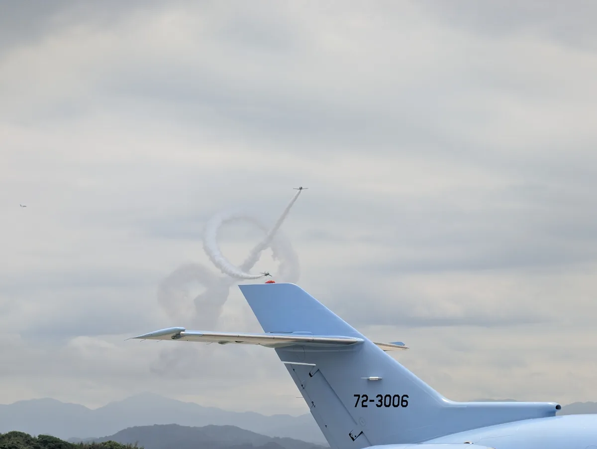 ブルーインパルスの機体を近くに感じる一枚