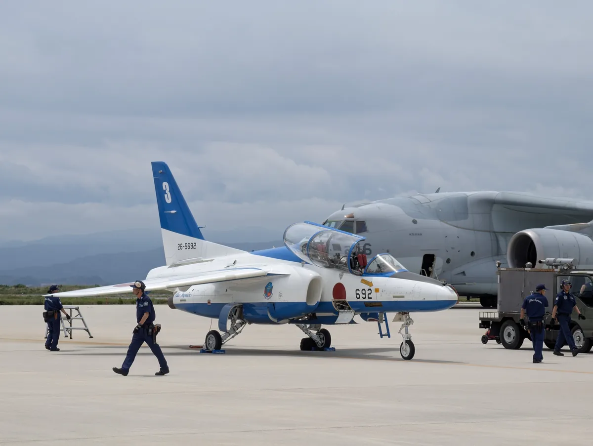 ブルーインパルスの機体と大型機