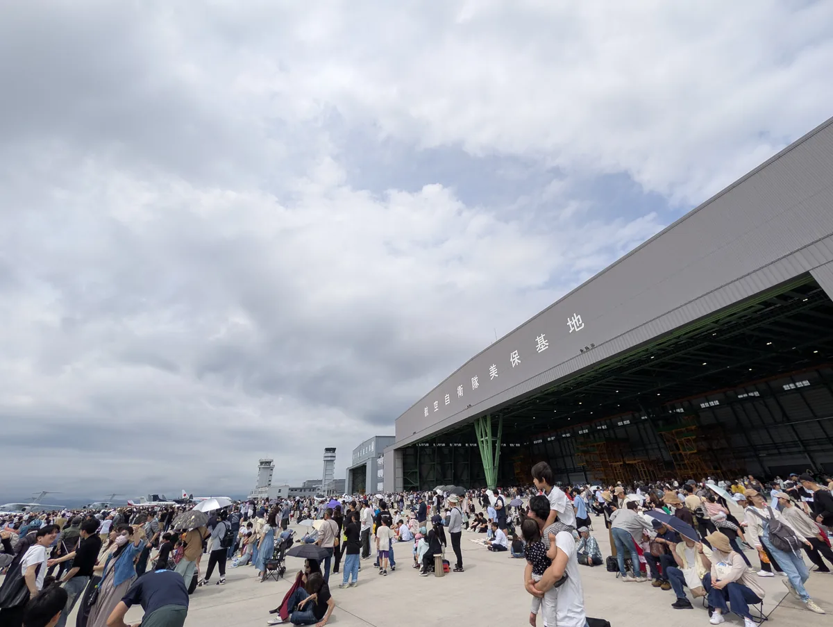 美保基地航空祭の会場に集まる来場者