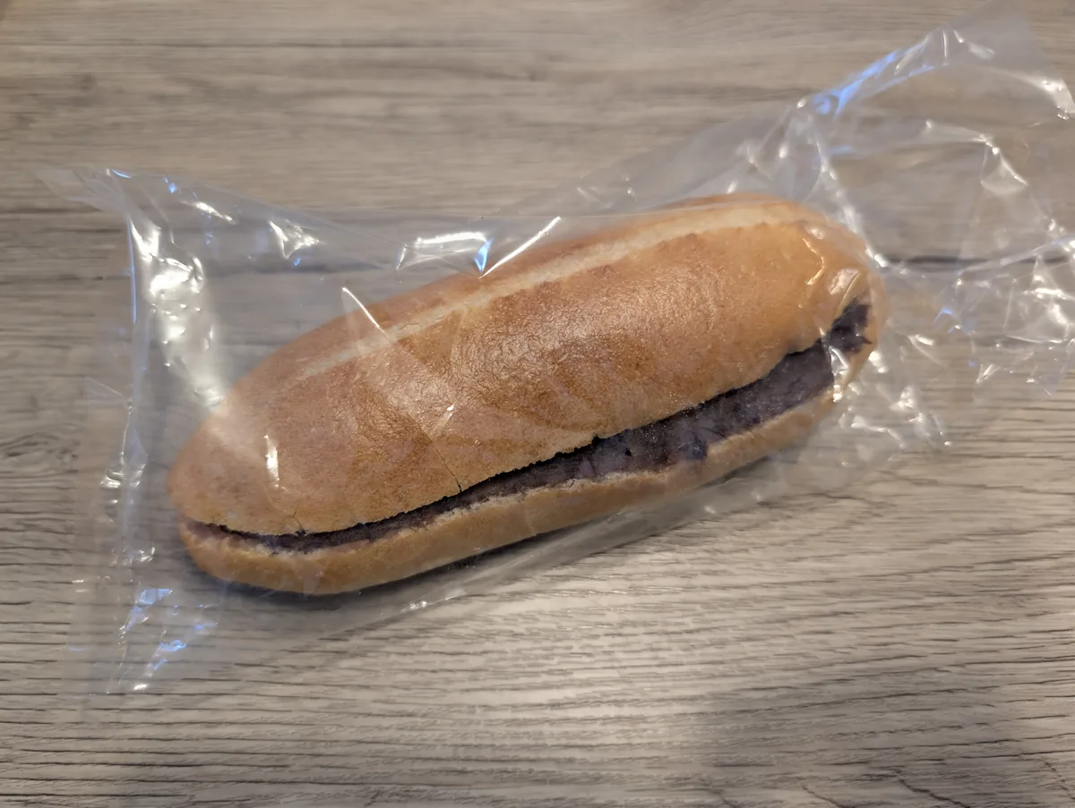 あんこが挟まった細長いパン