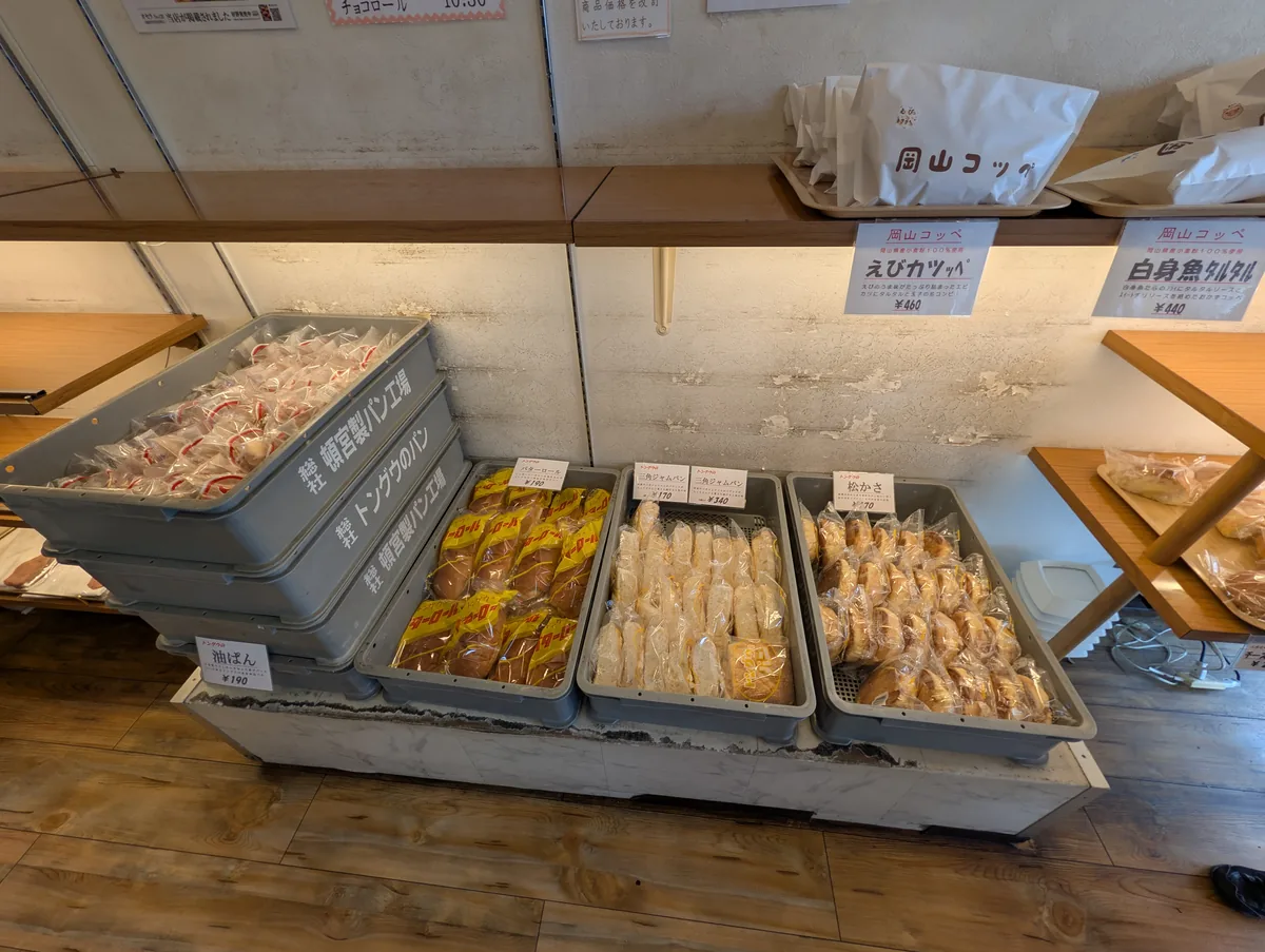 油ぱんやチョコロールが並ぶ棚