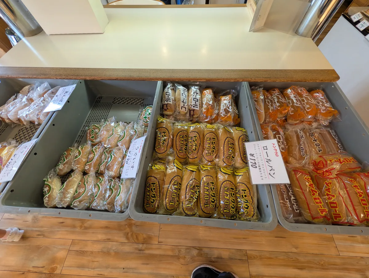 ロールパン系の商品が並ぶ棚