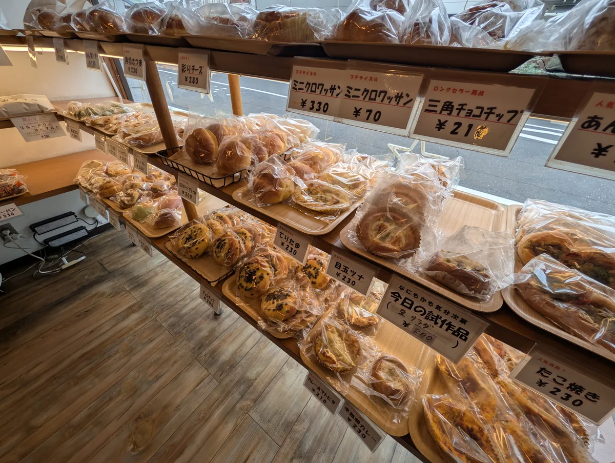 惣菜パンと菓子パンが並ぶ棚