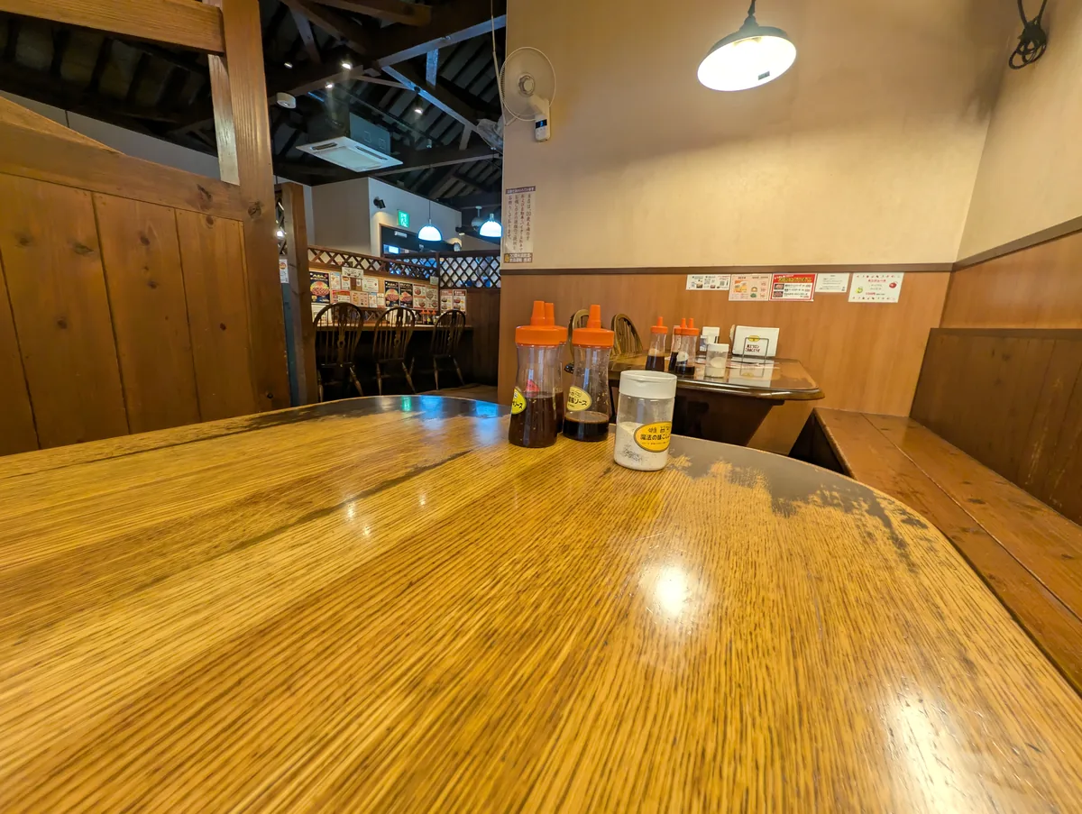 ミスター・バーク総社店のテーブル席