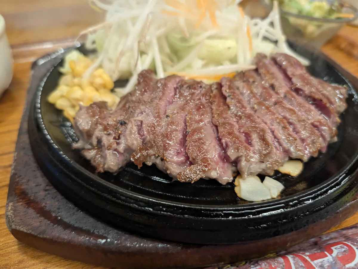 サガリのやわらかステーキ180gと付け合わせの野菜