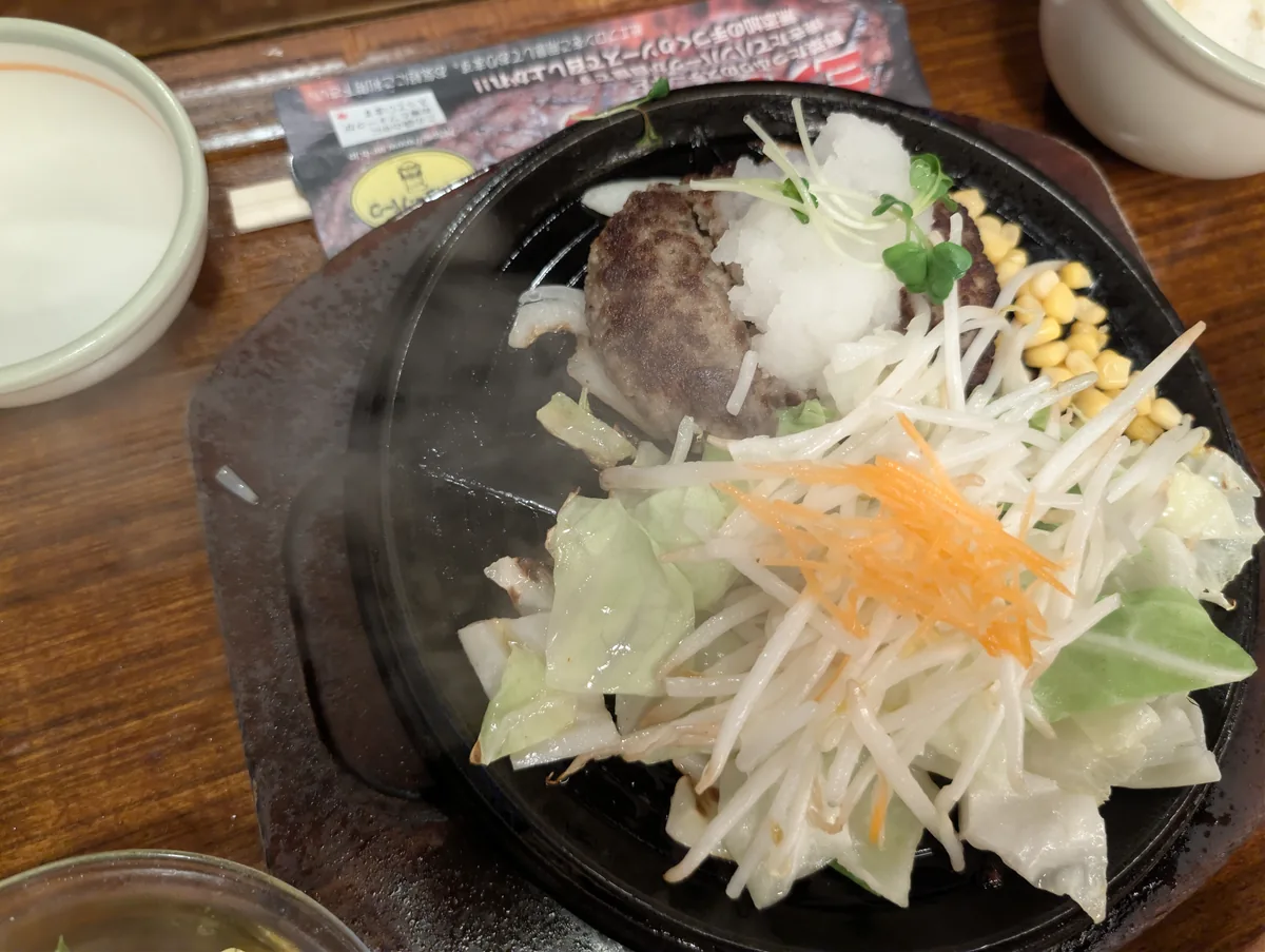 和風おろしハンバーグと山盛りの野菜