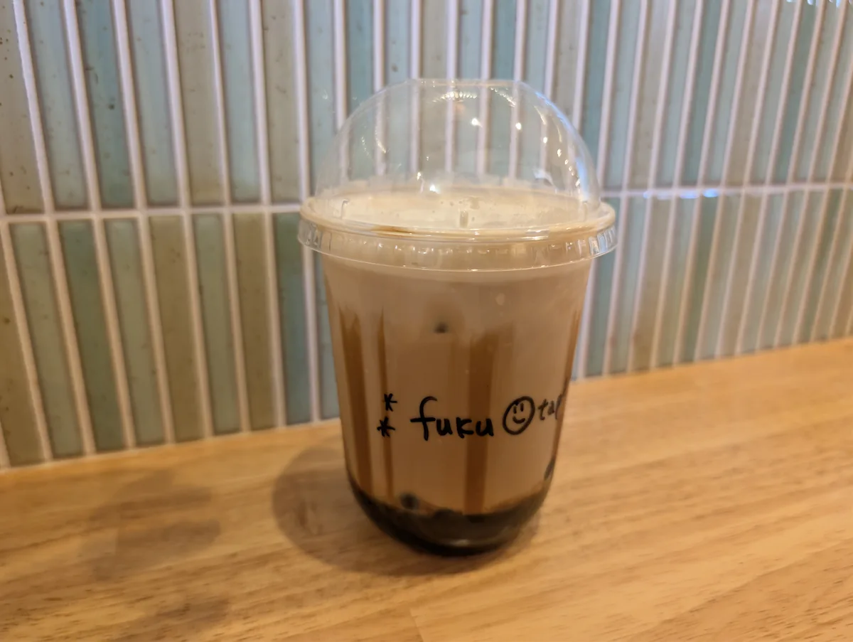 カップの底に黒糖が入ったふくちゃのカフェラテ