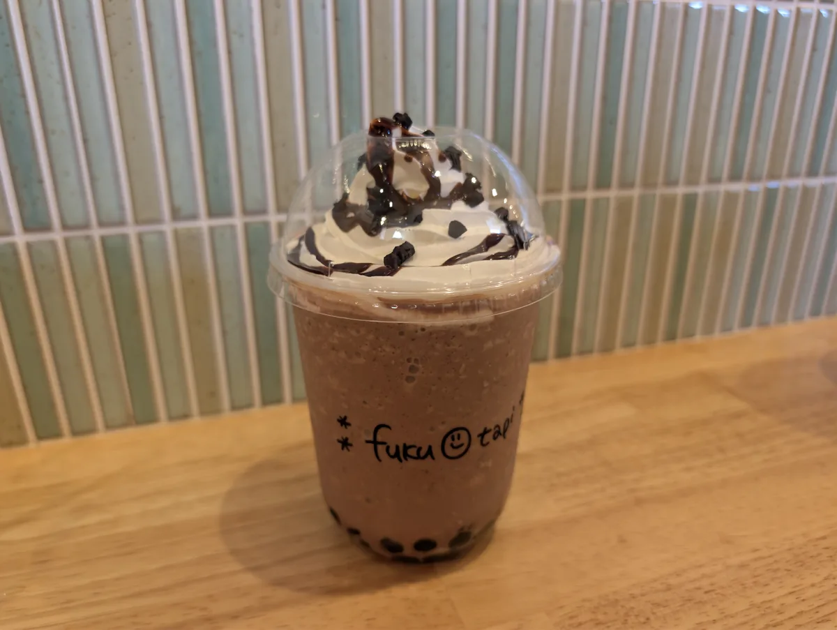 ホイップとチョコレートソースがのったふくちゃのショコラショー