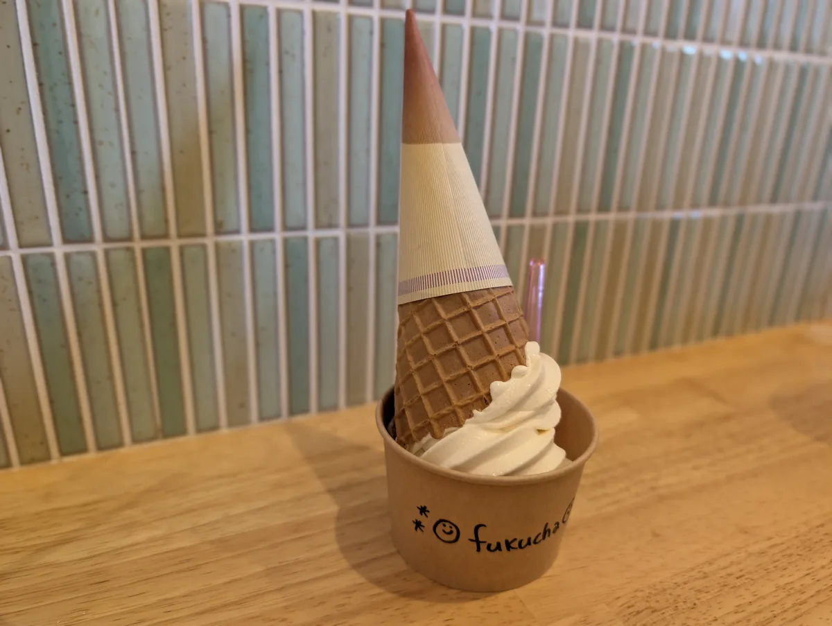 ワッフルコーンに盛られたふくちゃのソフトクリーム