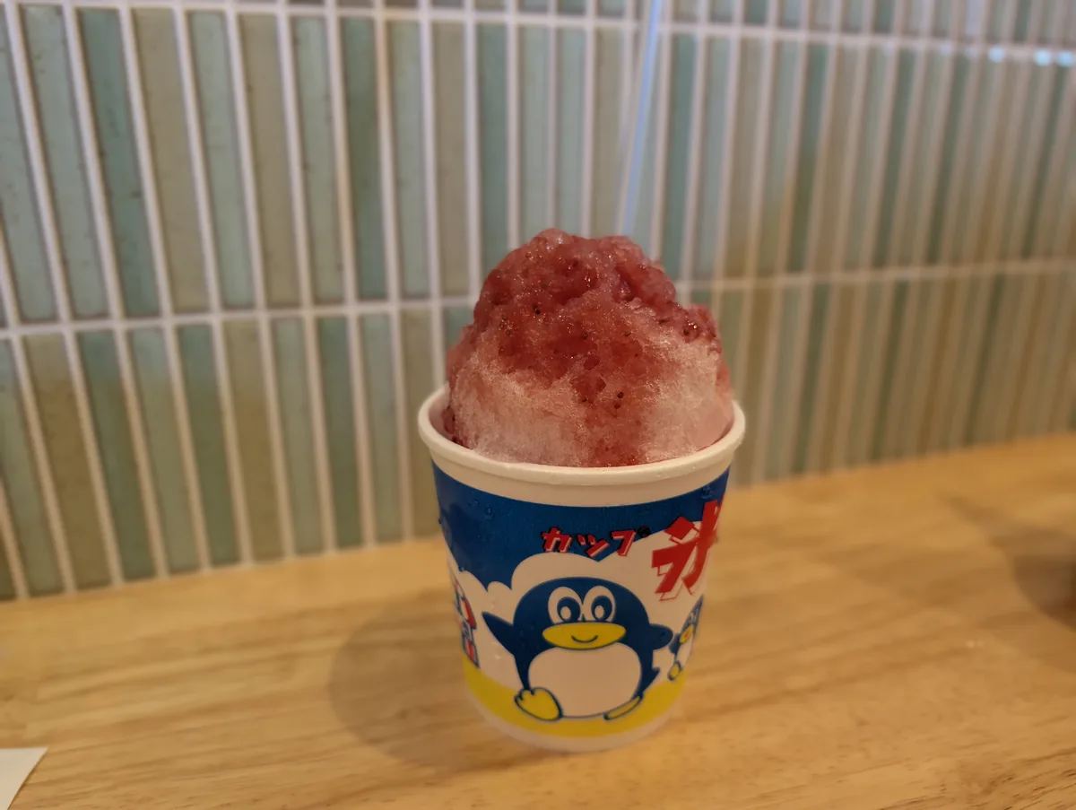 子ども用カップに入ったいちご味のかき氷