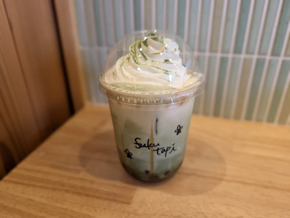 抹茶とホイップが層になったふくちゃの黒糖抹茶ラテ