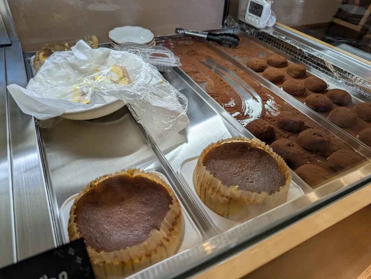 ふくちゃのショーケースに並ぶチョコレートと焼き菓子