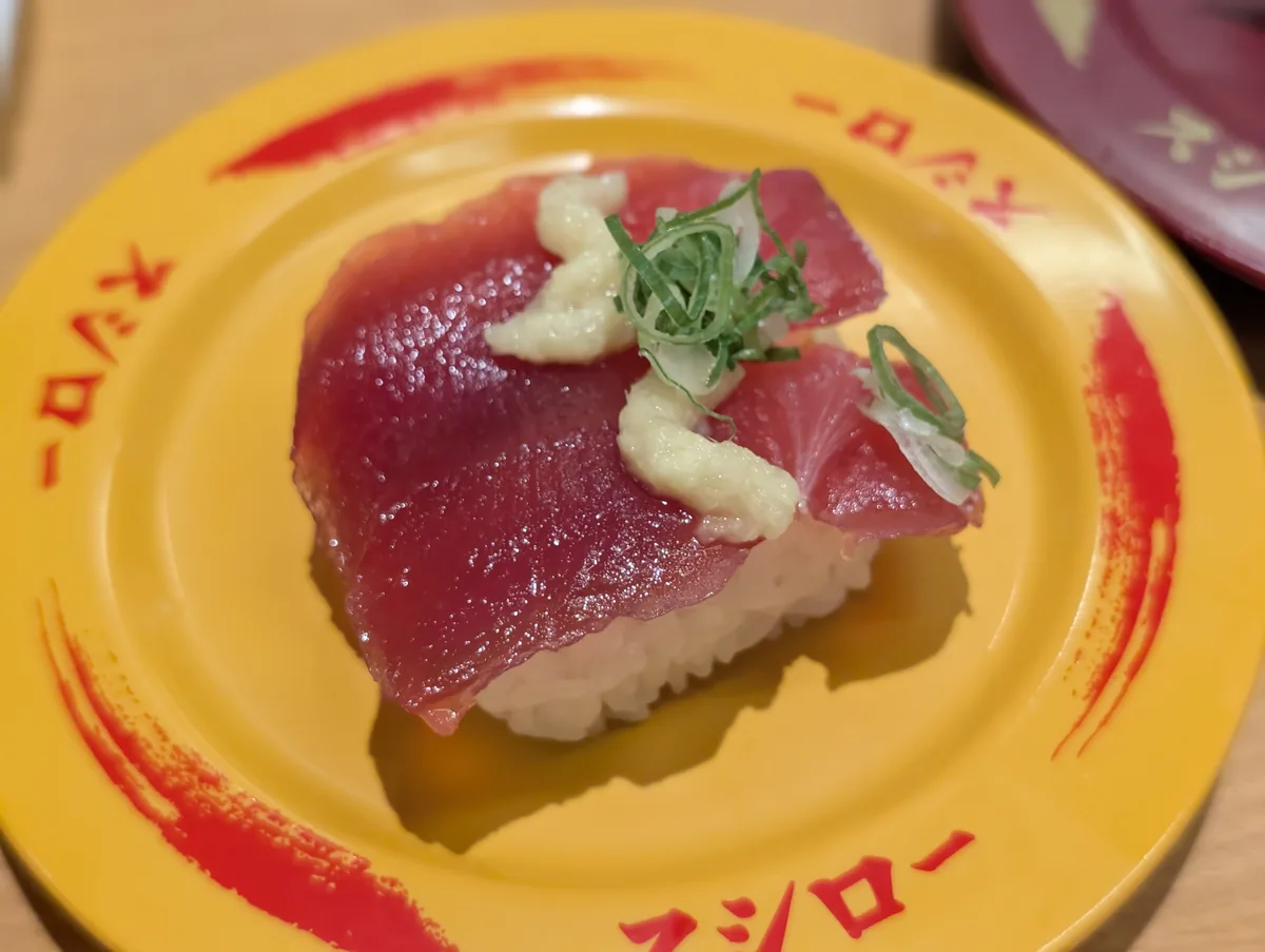 しょうがとねぎがのったスシローのカツオ
