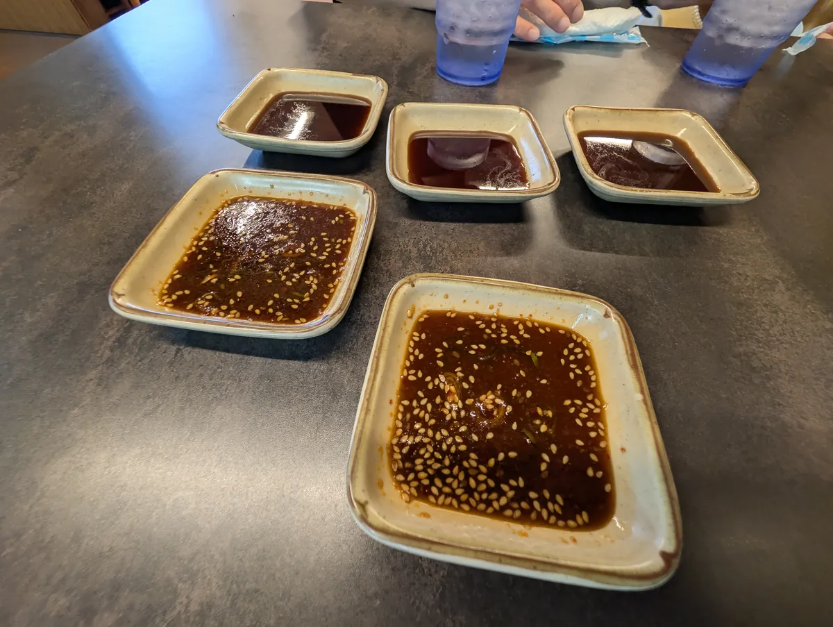 家族5人分用意された焼肉のタレ