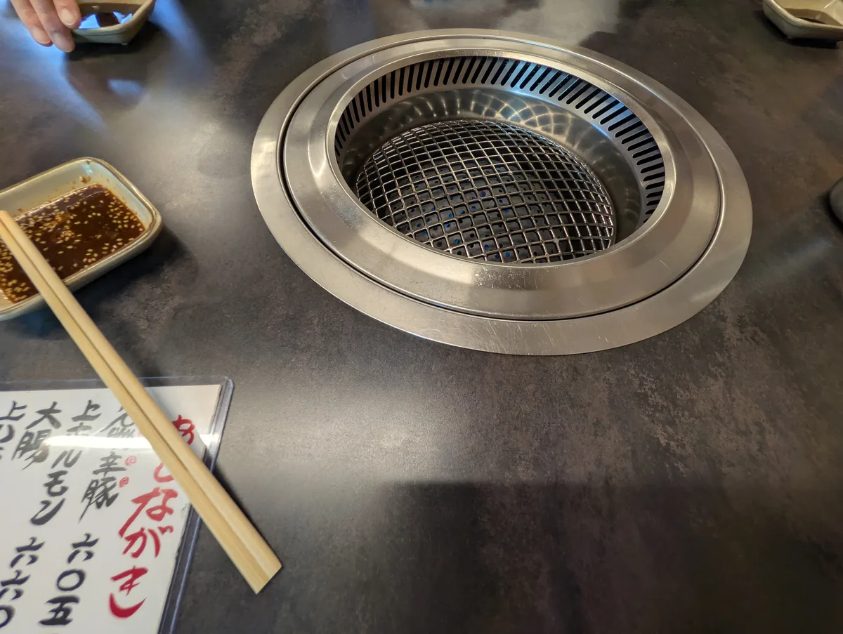 テーブル中央の焼肉用ロースター