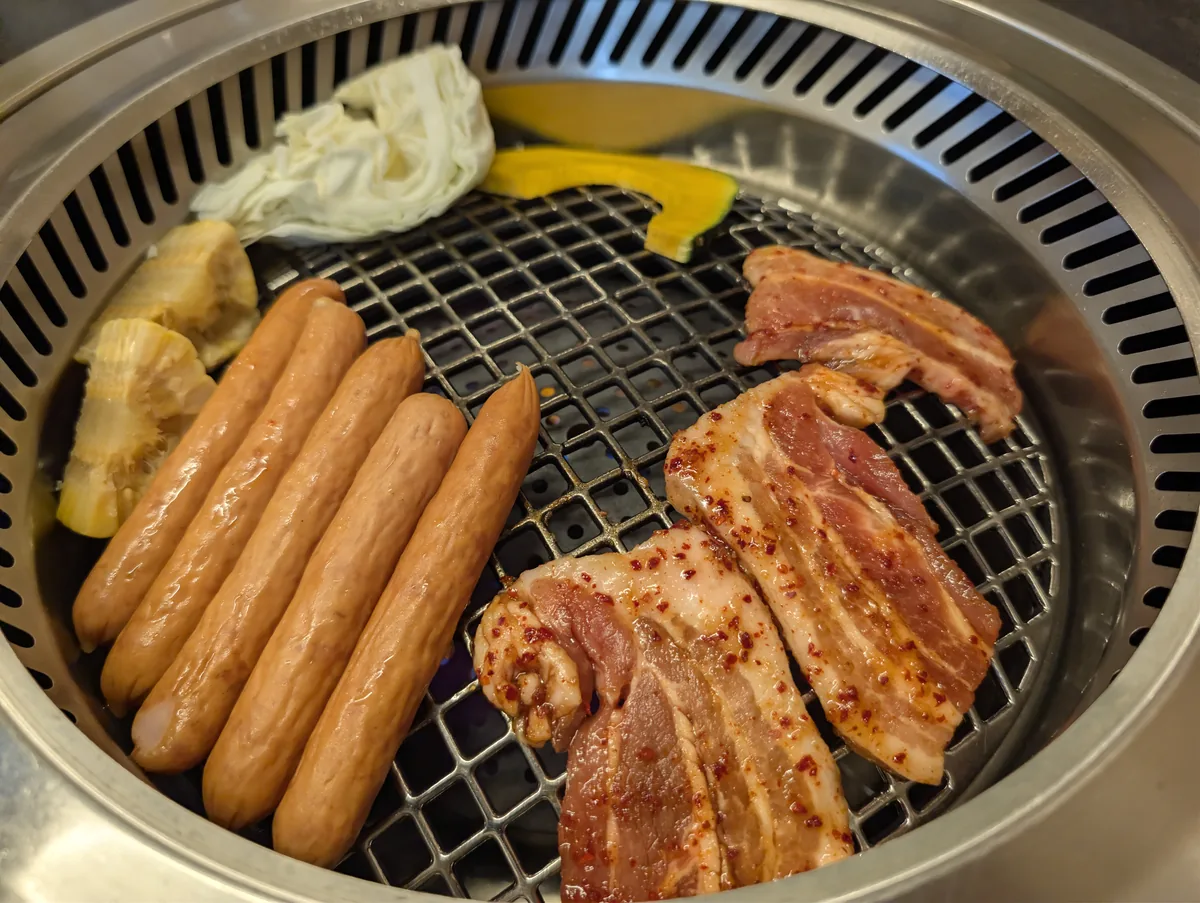 網の上で焼くウインナーと辛豚と野菜