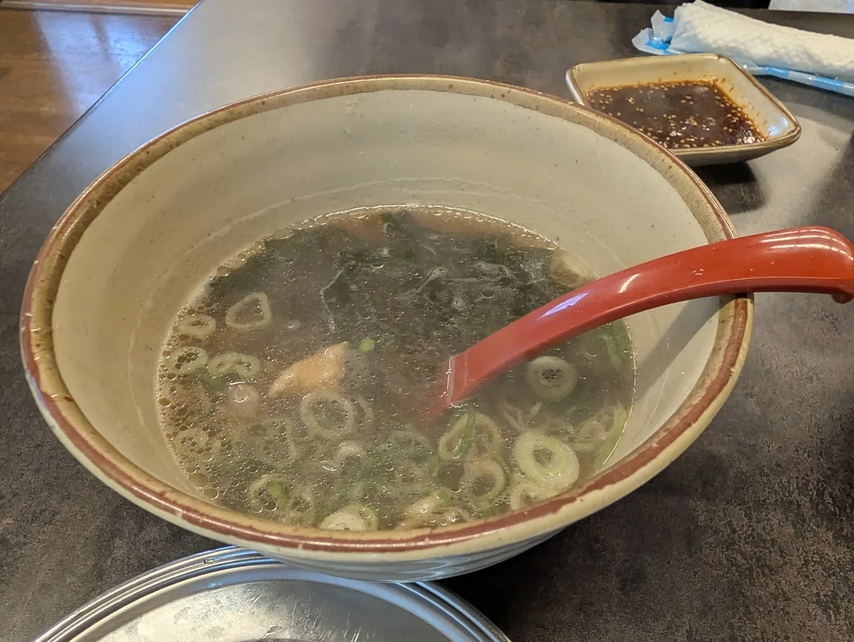 ねぎが入った焼肉たいこのワカメスープ