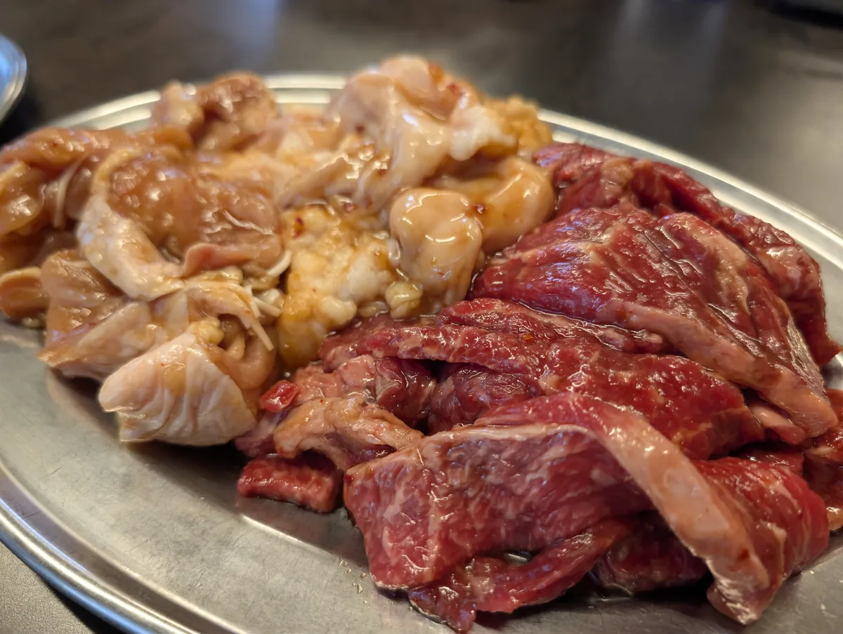 焼肉たいこで注文したカルビと上ホルモンなど