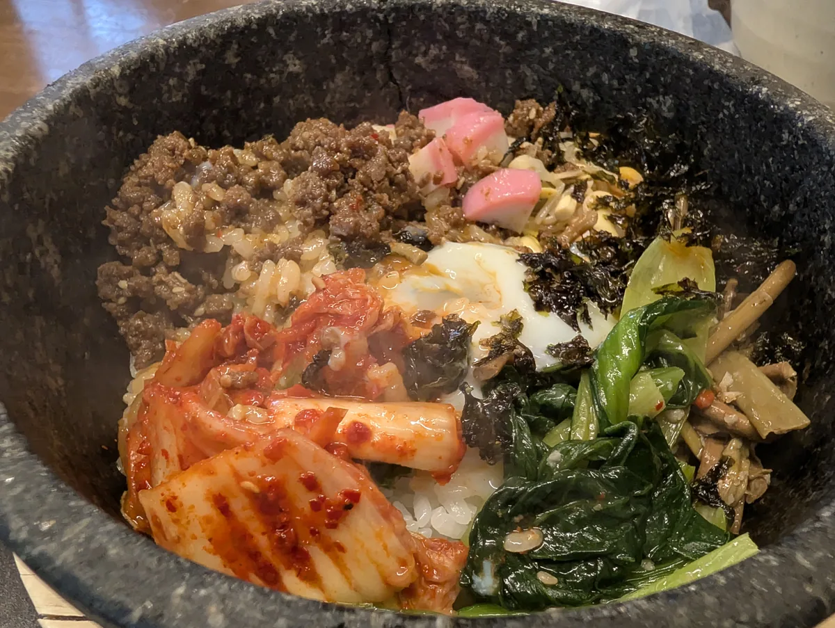 キムチやナムルがのった石焼ビビンバ