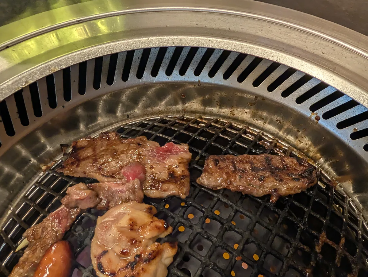 網の上で焼けてきた肉