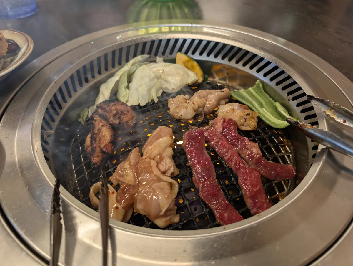 赤身肉とホルモンを焼いている様子