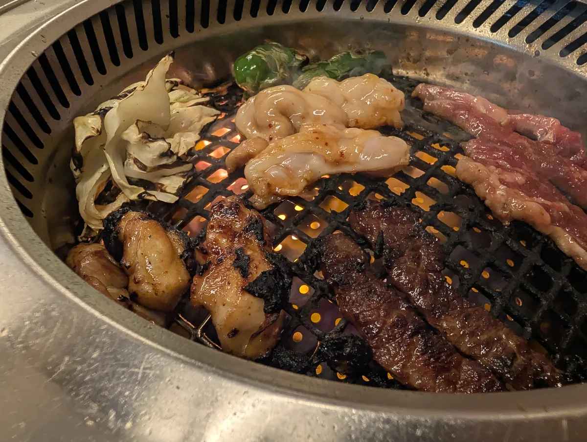 脂が落ちて香ばしく焼ける肉とホルモン