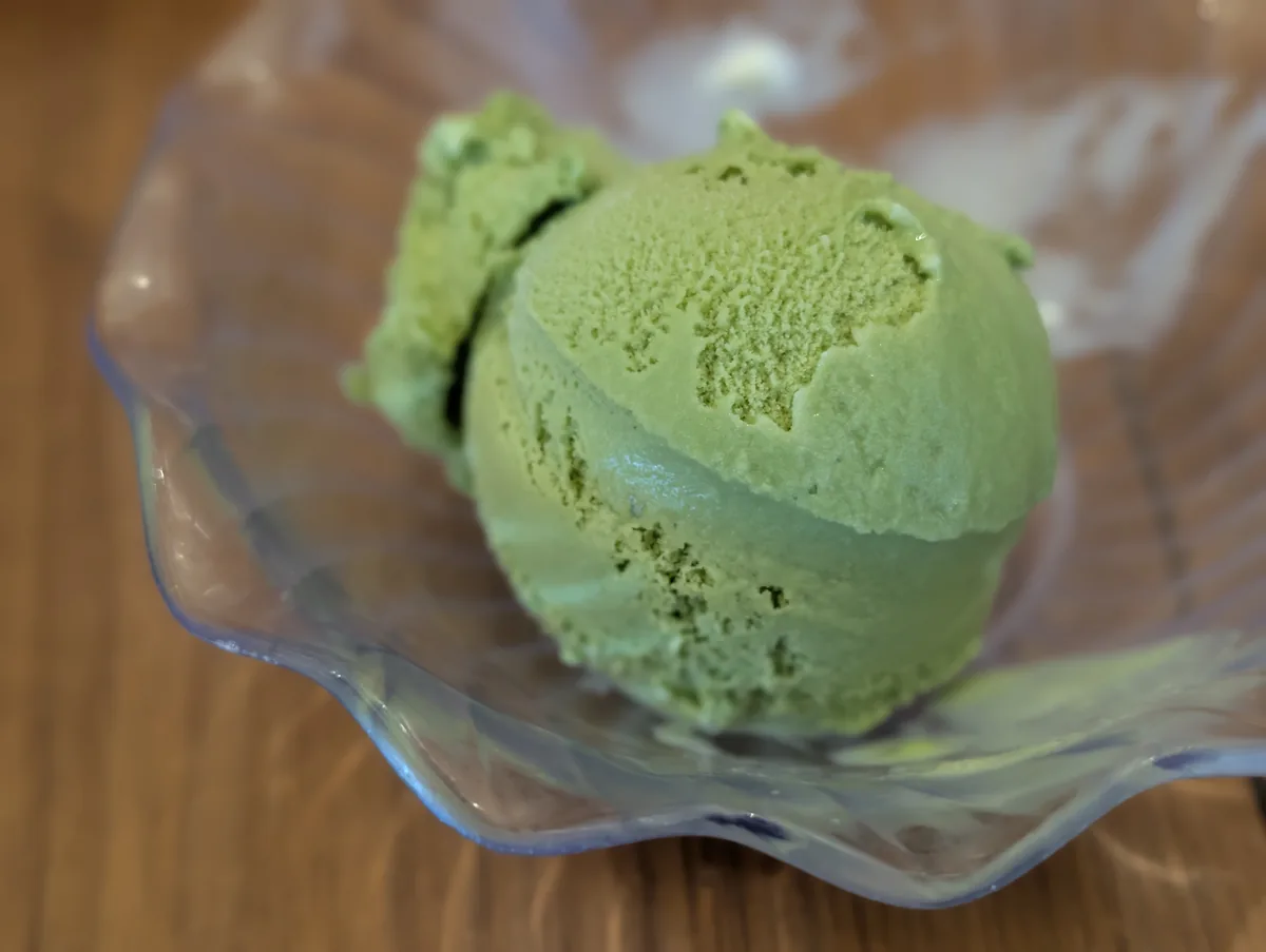 器に盛り付けた抹茶アイス