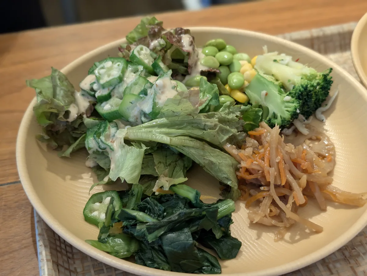 ブロッコリーや葉物野菜を盛り付けたサラダ